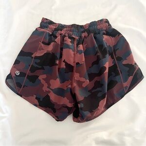 Lululemon Hotty Hot Low-Rise Lined Short 4" camo size 2